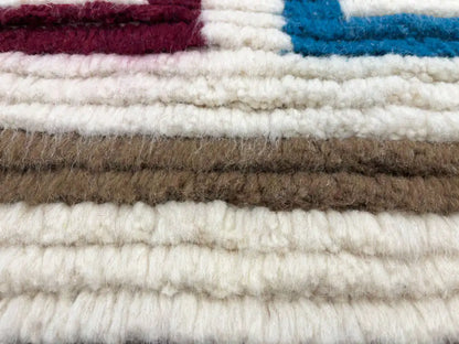 Texture de laine naturelle d’un tapis berbère Azilal unique, fait main par des artisanes marocaines