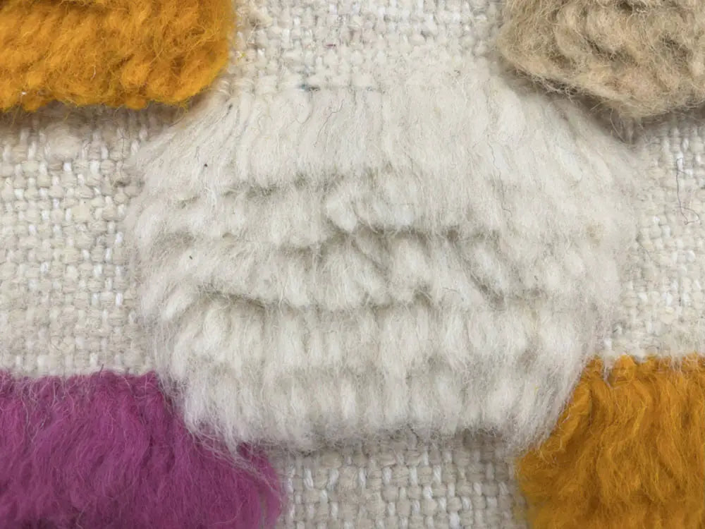 Détail laine naturelle d’un tapis marocain artisanal berbère