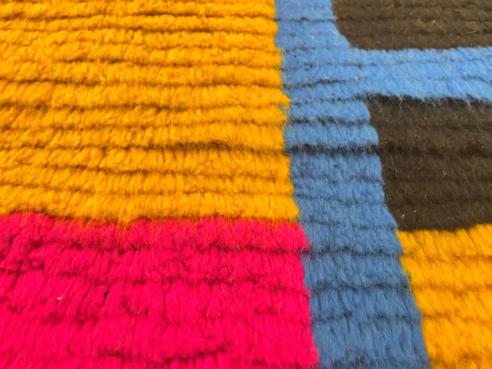 Détail laine naturelle d’un tapis marocain artisanal berbère