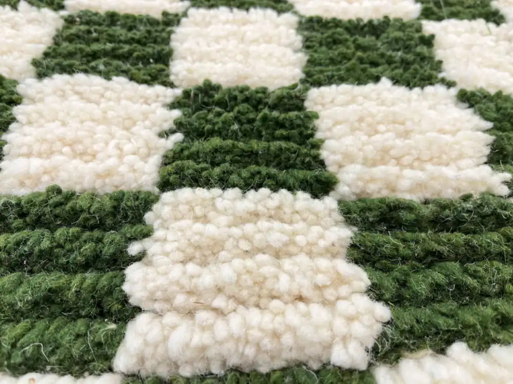 Laine naturelle vert et blanc du tapis Beni Ouarain authentique, tissé main au Maroc
