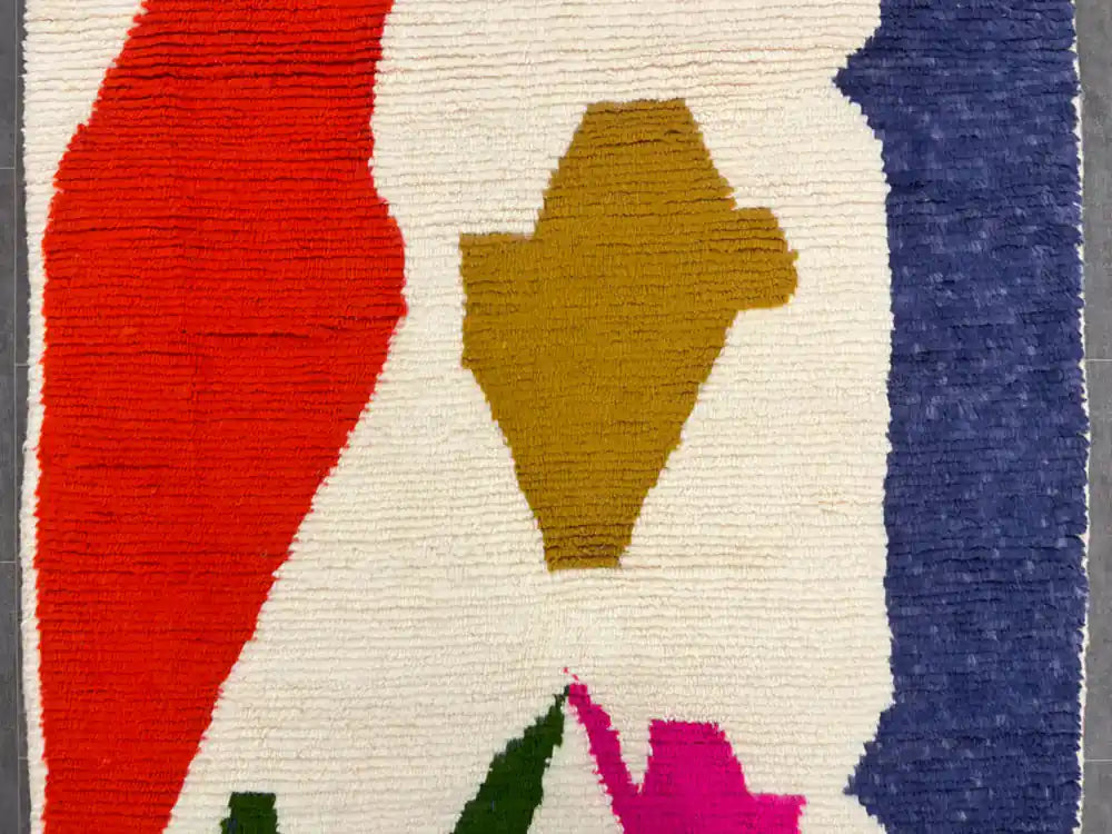 Laine naturelle d’un tapis Azilal unique, fait main