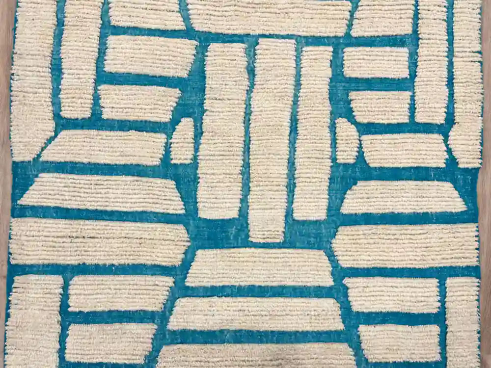 Détail du tissage artisanal du tapis berbère Beni Ouarain – laine naturelle douce