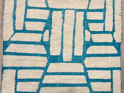 Détail du tissage artisanal du tapis berbère Beni Ouarain – laine naturelle douce