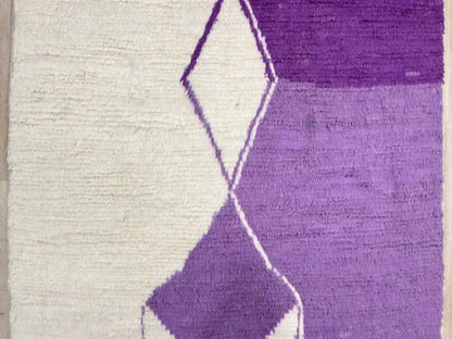 Détail du motif géométrique central du tapis berbère Beni Ouarain en laine naturelle, tissage artisanal marocain.