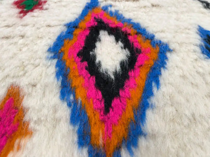 Motif multicolore d’un tapis berbère Azilal en laine naturelle
