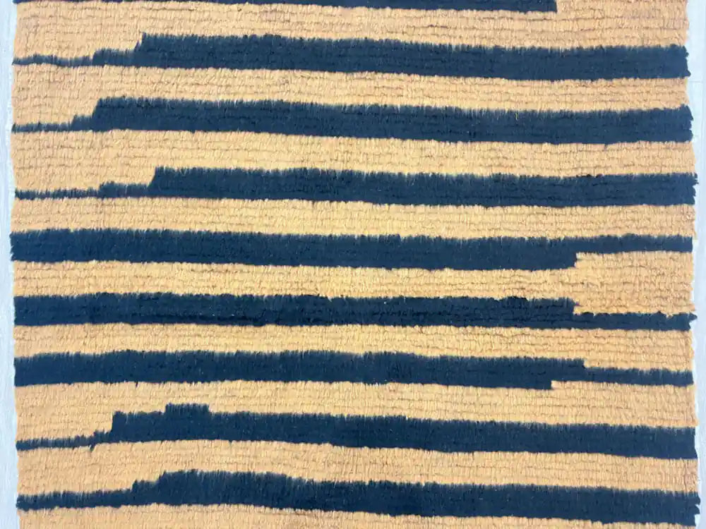 Motif noir et orange d’un tapis Beni Ouarain en laine naturelle