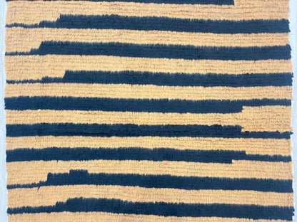 Motif noir et orange d’un tapis Beni Ouarain en laine naturelle