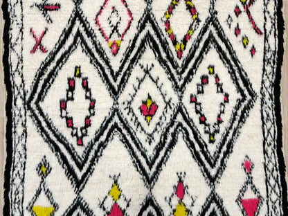 Motif en losanges d’un tapis Beni Ouarain en laine naturelle