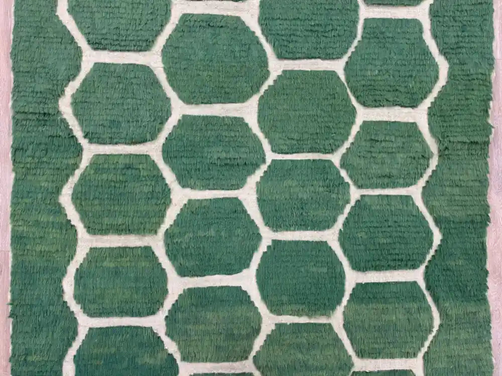 Gros plan sur les lignes tissées d’un tapis Beni Ouarain en laine naturelle