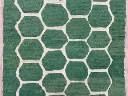 Gros plan sur les lignes tissées d’un tapis Beni Ouarain en laine naturelle