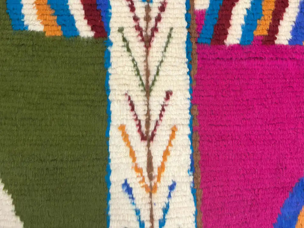 Détail central d’un tapis Azilal multicolore avec lignes florales tissées main
