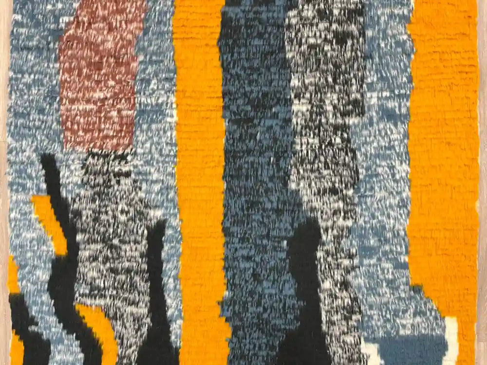 Détail des motifs colorés et abstraits du tapis Azilal marocain fait main