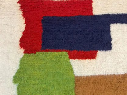 Motifs géométriques colorés sur un tapis azilal en laine fait main