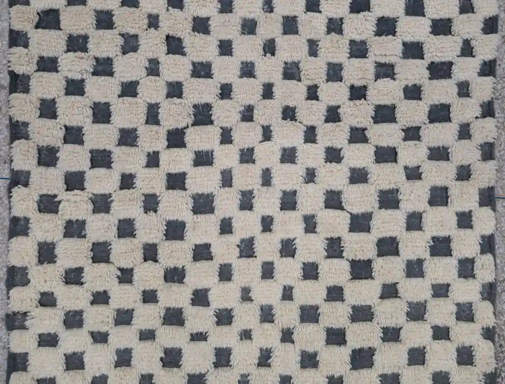 Tapis Beni Ouarain en laine naturelle avec motifs géométriques noirs tissé à la main au Maroc