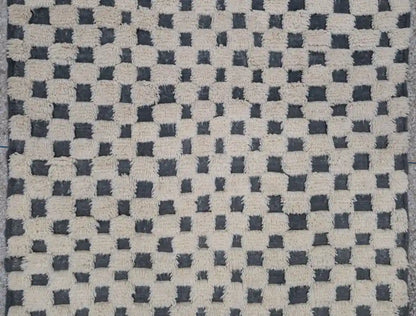 Tapis Beni Ouarain en laine naturelle avec motifs géométriques noirs tissé à la main au Maroc