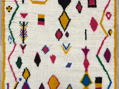 Motifs géométriques colorés sur un tapis azilal en laine fait main