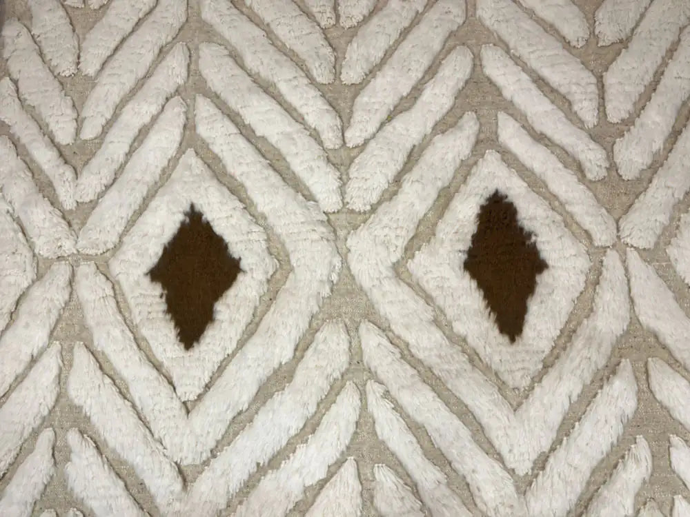 Motifs à lignes géométriques d’un tapis Beni Ouarain en laine naturelle