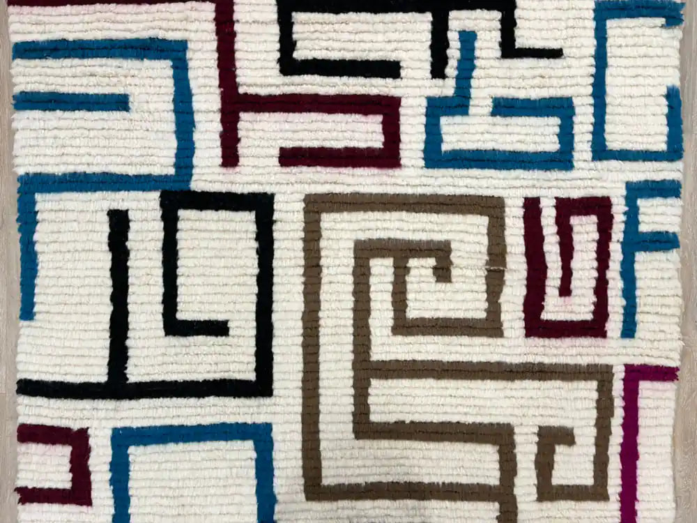 Détails des motifs d’un tapis Azilal en laine authentique, tissage artisanal berbère du Maroc