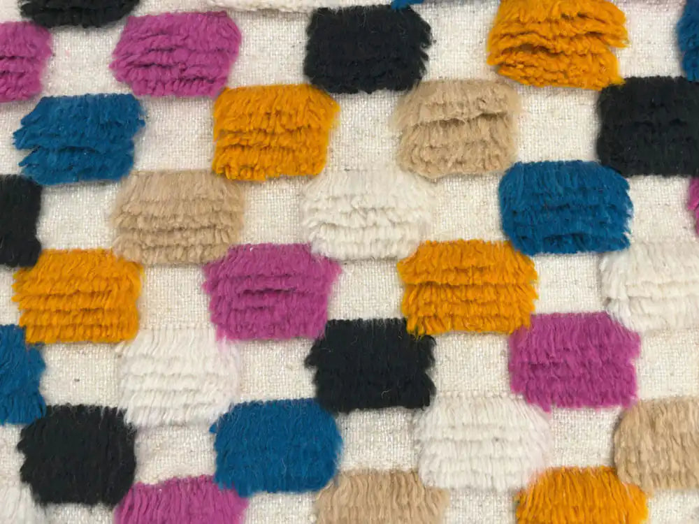 Motifs colorés d’un tapis marocain berbère en laine, fait main