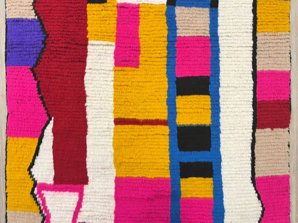 Motifs colorés d’un tapis marocain berbère en laine, fait main