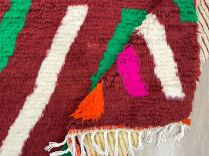 Tapis berbère Azilal marron plié, motifs uniques en laine naturelle tissée à la main au Maroc