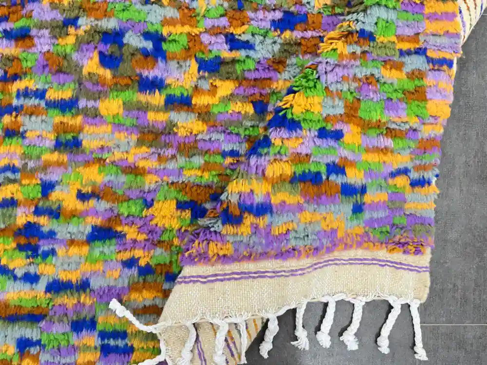 Pli d’un tapis Azilal vintage multicolore et authentique en laine naturelle