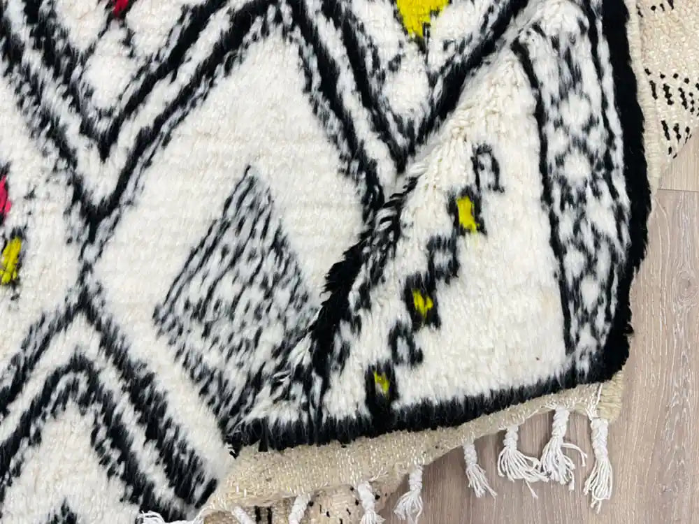 Pli d’un tapis Beni Ouarain fait main en laine naturelle