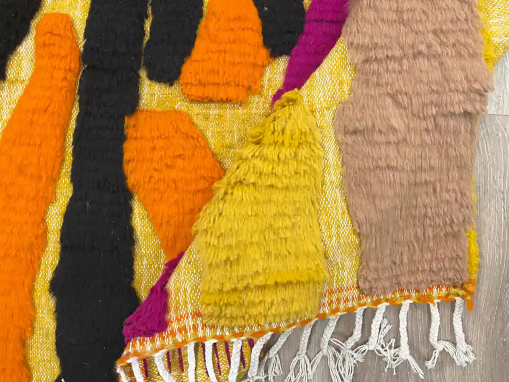 Pli d’un tapis berbère Azilal authentique en laine naturelle