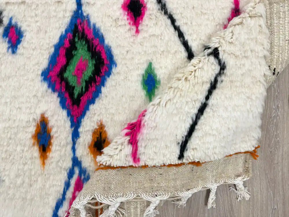 Pli d’un tapis berbère Azilal authentique en laine naturelle