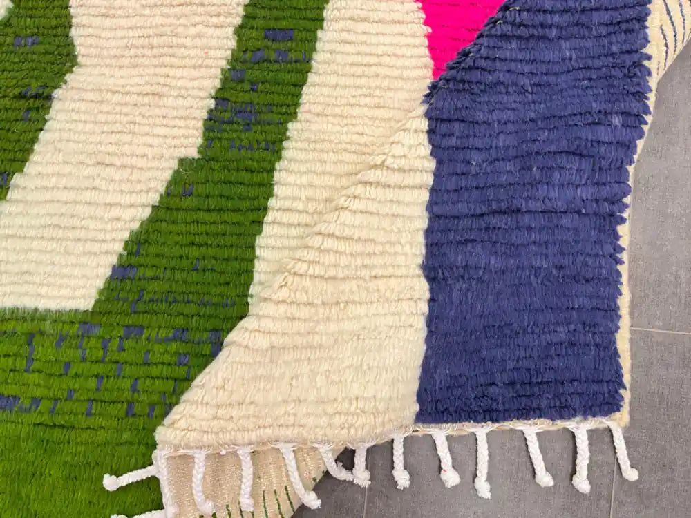 Pli d’un tapis berbère fait main en laine naturelle