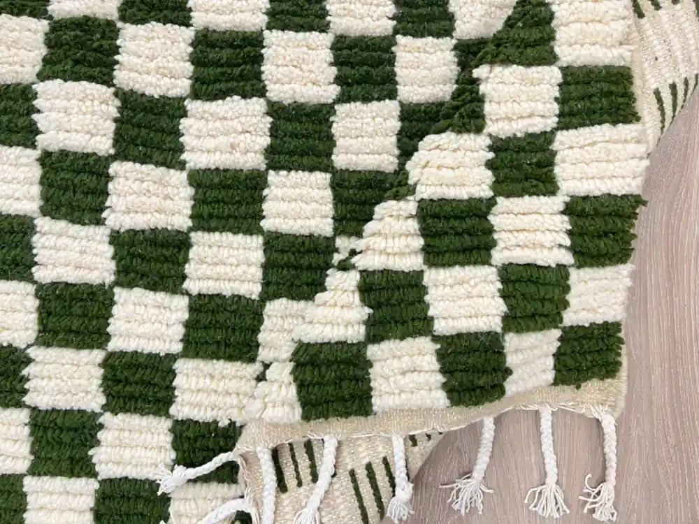 Pli d’un tapis berbère en laine naturelle authentique, fait main