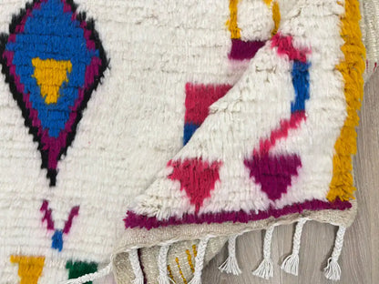 Revers plié révélant le tissage du tapis azilal artisanal marocain