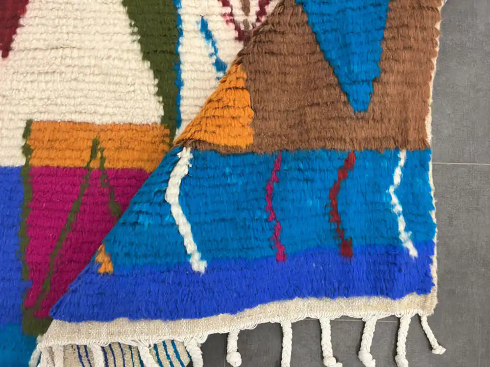 Revers d’un tapis Azilal coloré montrant la finesse du tissage artisanal marocain