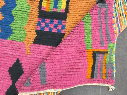 Revers d’un tapis boujaad rose multicolore berbère