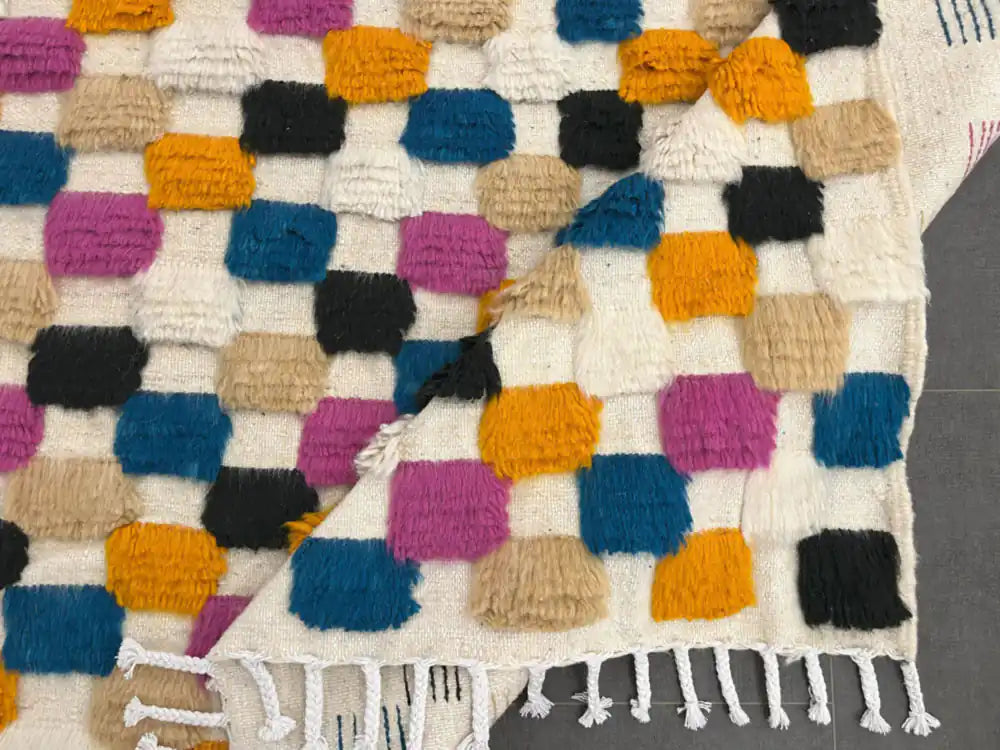 Revers tissé main d’un tapis marocain multicolore Azilal
