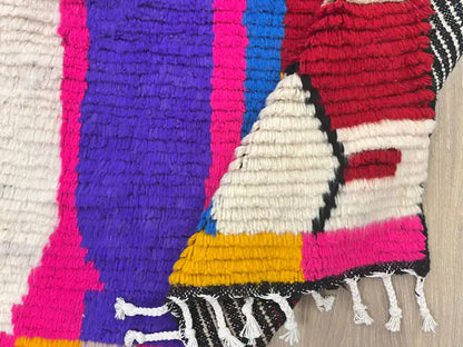 Revers tissé main d’un tapis marocain multicolore Azilal