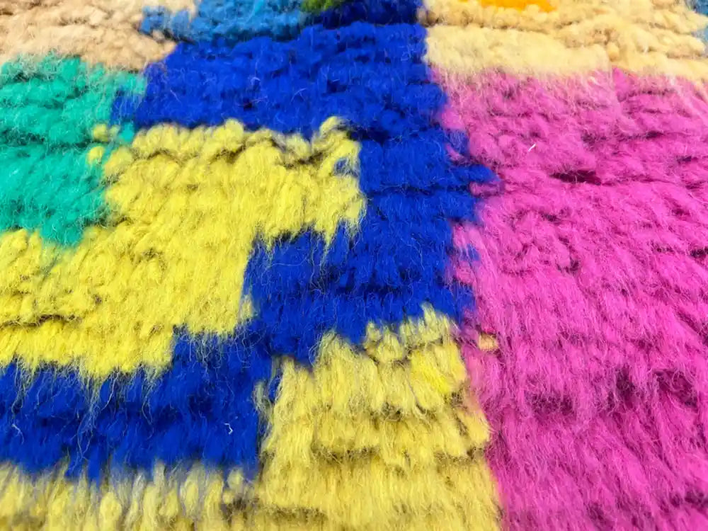 Détail de la laine moutarde et bleu sur tapis Azilal Authentique, texture épaisse en laine marocaine
