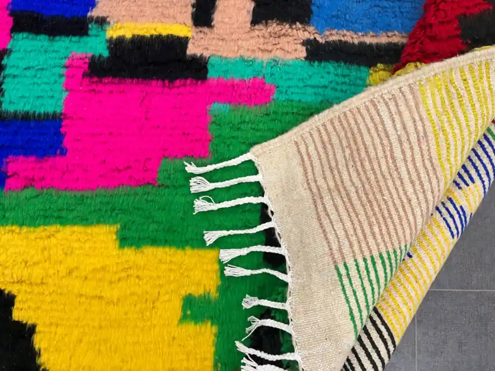 Dos détaillé d’un tapis Azilal Authentique, motifs jaunes et noirs, travail manuel berbère en laine