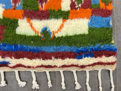 Bordure du tapis boujaad coloré avec franges blanches nouées à la main, finitions artisanales berbères
