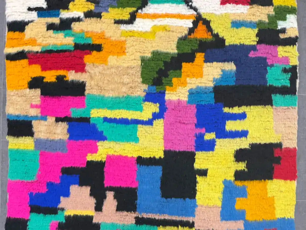 Motif géométrique berbère multicolore sur tapis Azilal Authentique en laine, tissé à la main au Maroc