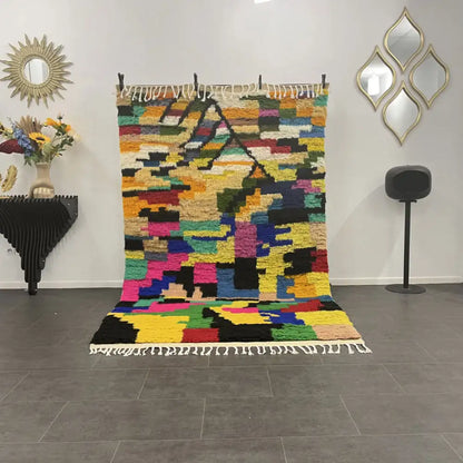 Tapis Azilal Authentique en laine, motifs berbères multicolores décorant un salon moderne, fait main au Maroc