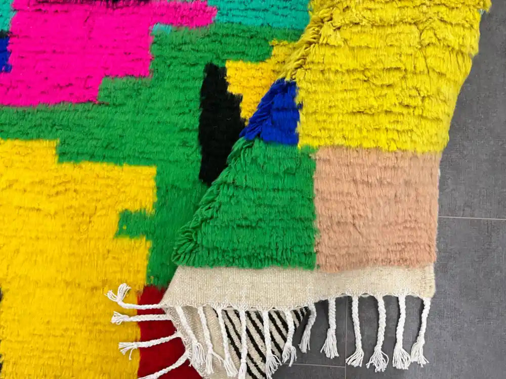 Revers d’un tapis Azilal Authentique montrant la qualité artisanale du tissage berbère marocain