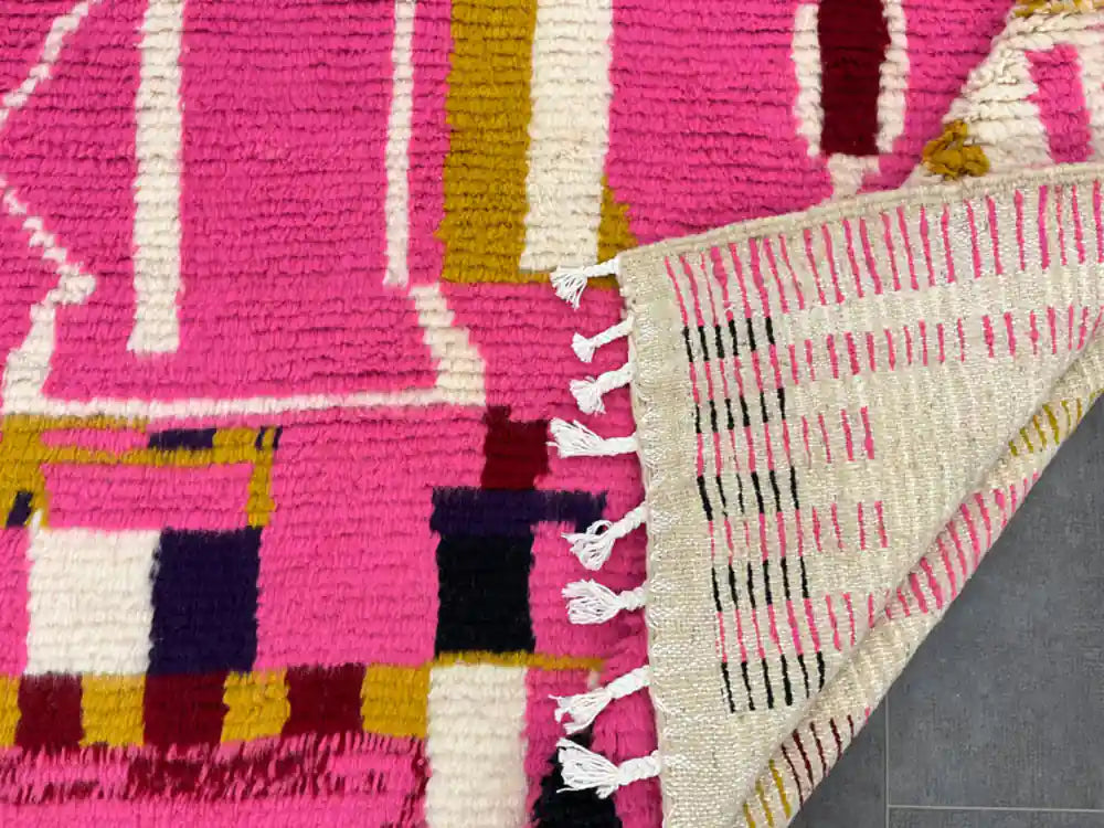 Détail du dos d’un tapis Azilal berbère rose, trame en laine et coton, tissé main au Maroc