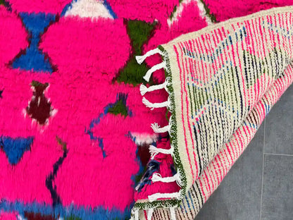 Revers tissé du tapis boujaad coloré révélant les lignes fines et la structure du tissage marocain