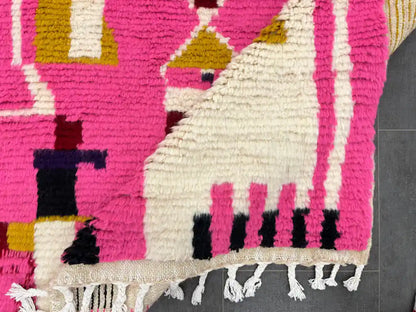 Revers du tapis Azilal rose montrant le tissage traditionnel, authenticité de l’artisanat berbère