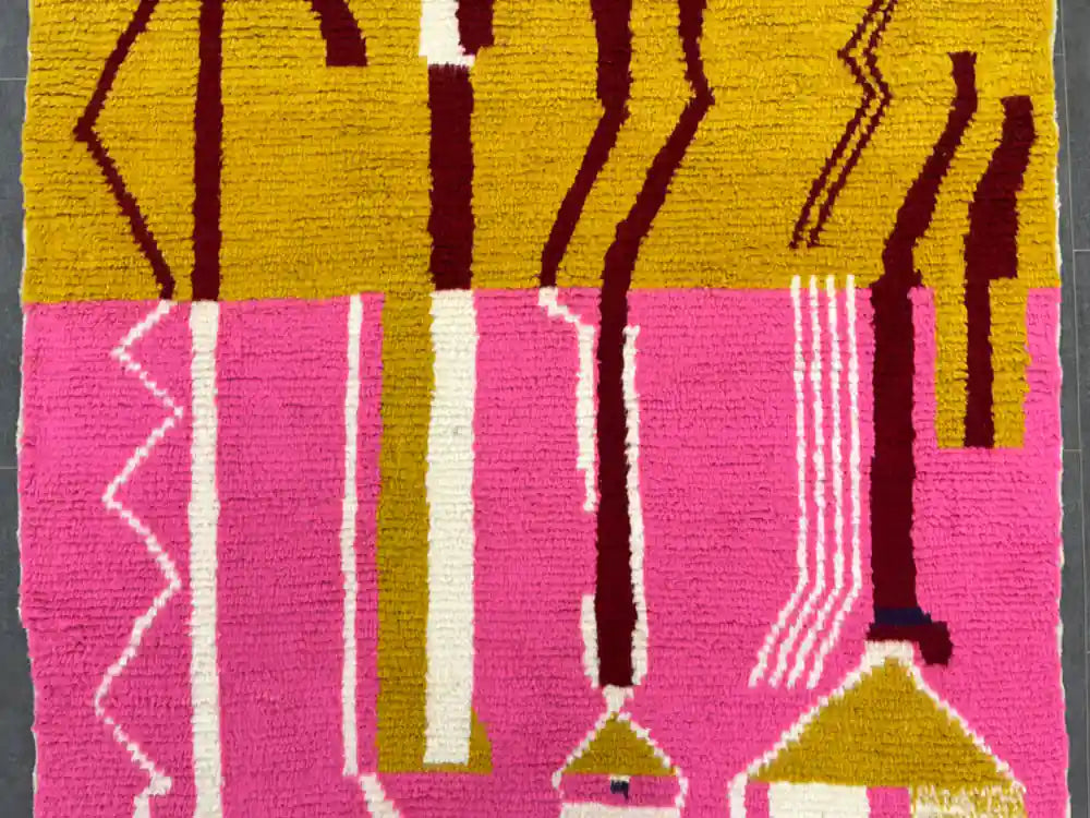 Tapis Azilal authentique rose avec motifs berbères multicolores, fait main au Maroc en laine naturelle