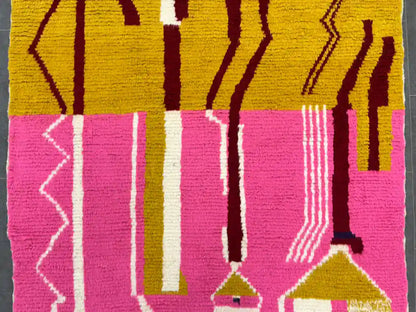 Tapis Azilal authentique rose avec motifs berbères multicolores, fait main au Maroc en laine naturelle