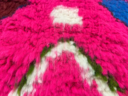 Zoom sur la laine épaisse et colorée tapis boujaad coloré marocain