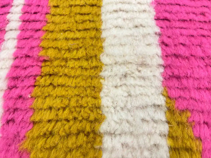 Texture douce et épaisse d’un tapis Azilal rose, en laine tissée artisanalement, style berbère marocain