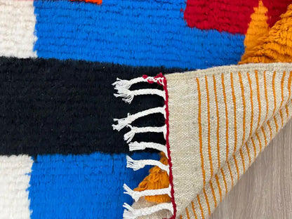 Dos du tapis Azilal avec rayures berbères rouges et noires, qualité artisanale